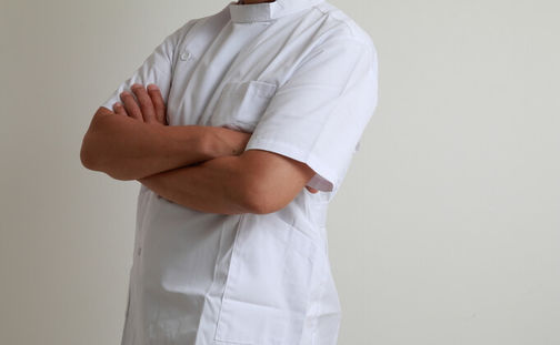 腕を組む男性